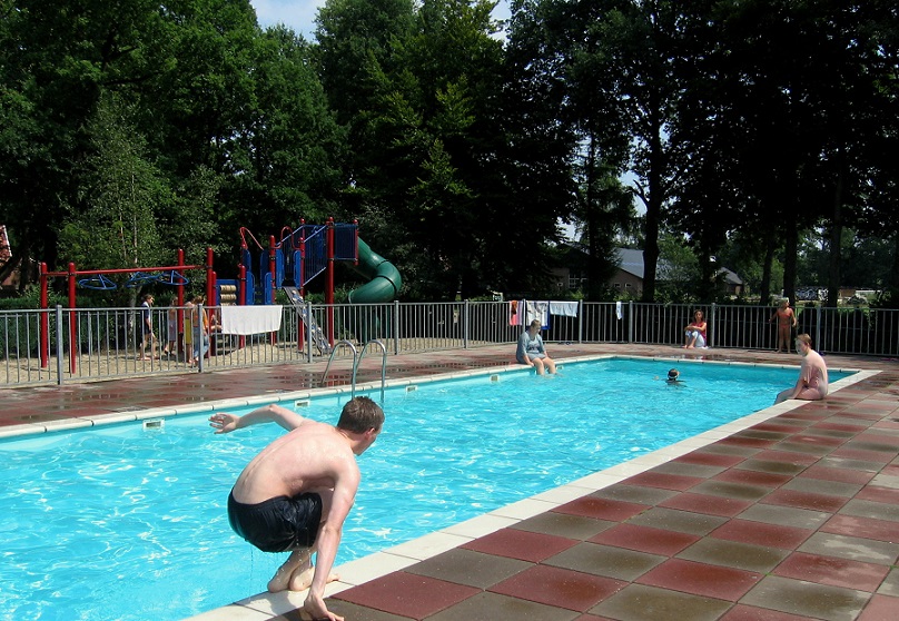 Zwembad bij camping De Harmienehoeve in het Woold
